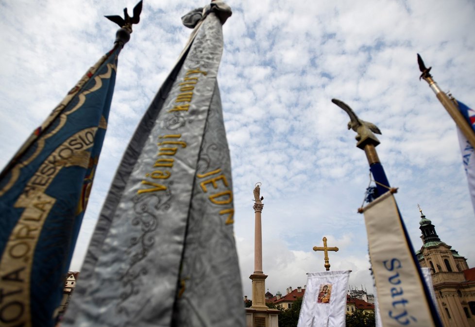 Pražský arcibiskup Dominik Duka požehnal 15. srpna 2020 na Staroměstském náměstí mariánský sloup, jehož napodobenina se po 102 letech vrátila do historického centra Prahy.