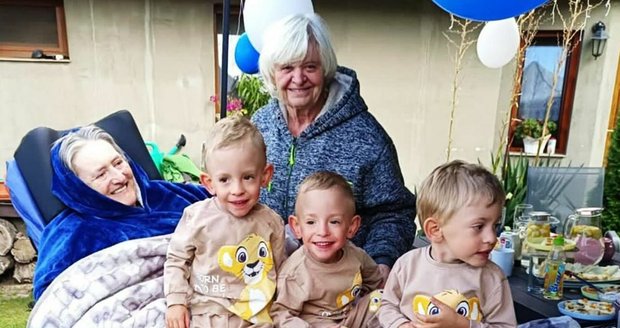 Nemocné babičce Marii (na lehátku) umožnila Sanitka splněných snů účastnit se narozenin vnuků, trojčat.
