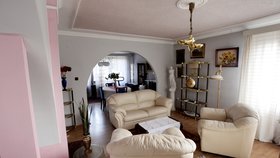 Interiér vily v Úvalech, před níž nájemní vrazi zastřeili krále českého podsvětí Antonína Bělu. Spolu s ním zde žila také jeho manželka, která tu v roce 2020 měla spáchat sebevraždu.