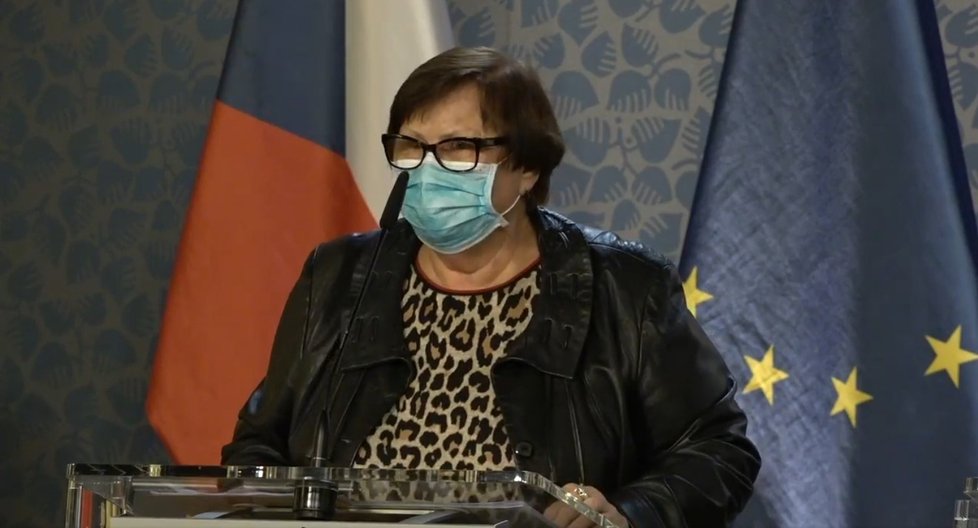 Ministryně spravedlnosti Marie Benešová (za ANO) oblékla na tiskovou konferenci po jednání vlády vlády halenku s leopardím vzorem a koženou bundu. (2. 11. 2020).