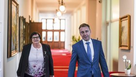 Ministryně spravedlnosti Marie Benešová a ministr dopravy Vladimír Kremlík jdou do zasedací místnosti vlády (17. 6. 2019).