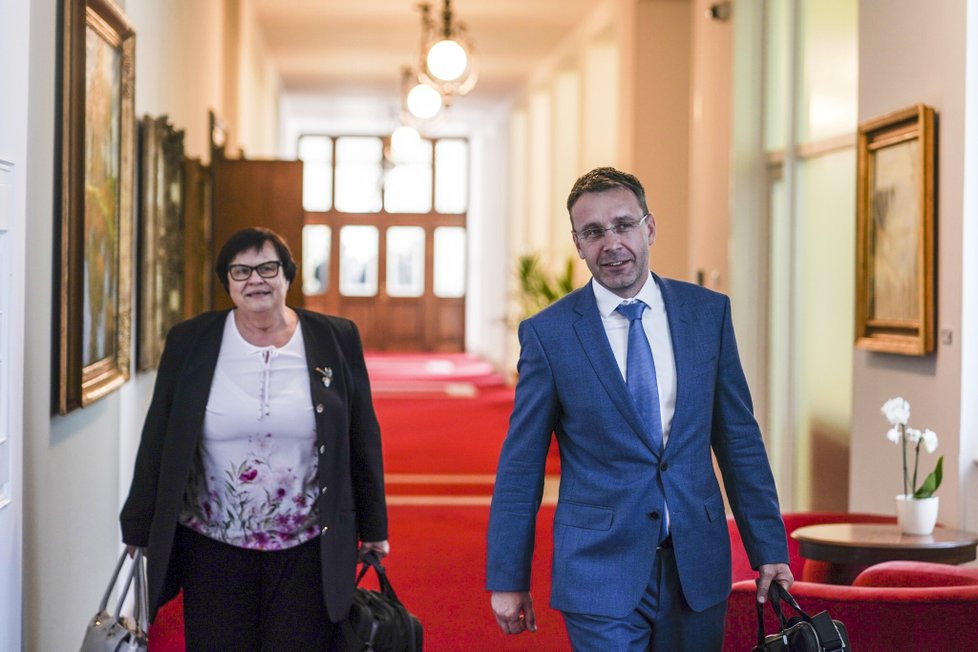 Ministryně spravedlnosti Marie Benešová a ministr dopravy Vladimír Kremlík jdou do zasedací místnosti vlády. (17. 6. 2019)