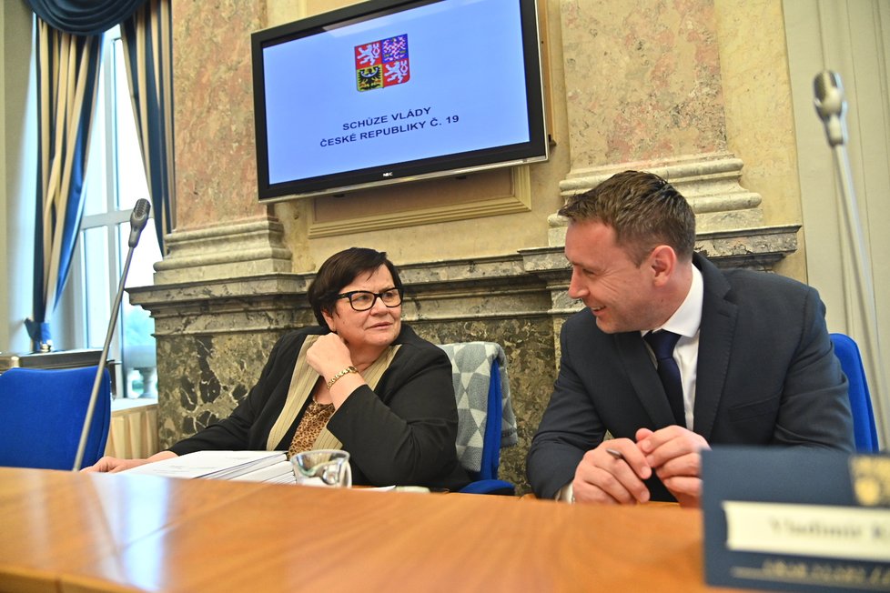 Ministryně spravedlnosti Marie Benešová a ministr dopravy Vladimír Kremlík před začátkem schůze vlády (20. 5. 2019)