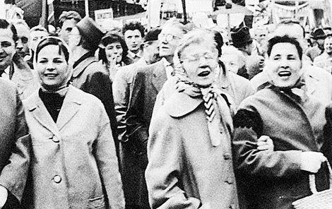 Pelikánová (vpravo) v padesátých letech na oslavách 1. máje – s Marií Brožovou a Jiřinou Švorcovou (vlevo).