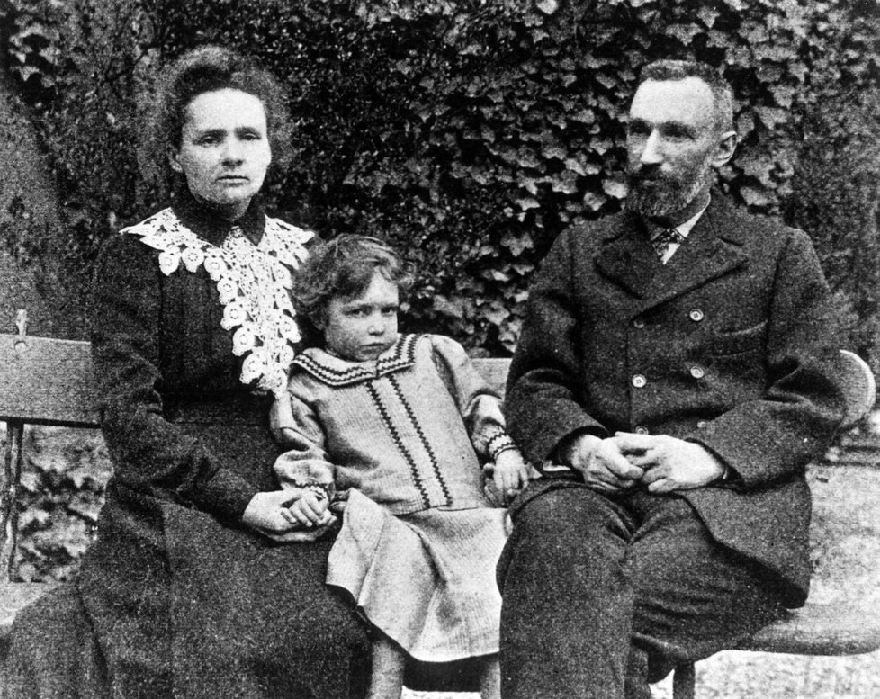 Marie Curie-Skłodowská s manželem Pierrem a dcerou
