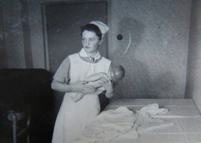 Marie Fikáčková při rekonstrukci vražd novorozeňat.