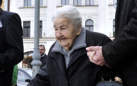 Marie Fišerová přišla na oslavu 107. narozenin o hůlce.