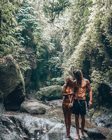 Marie a Jake se kvůli lásce a cestování rozloučili s prací a studii a vydali se objevovat svět.