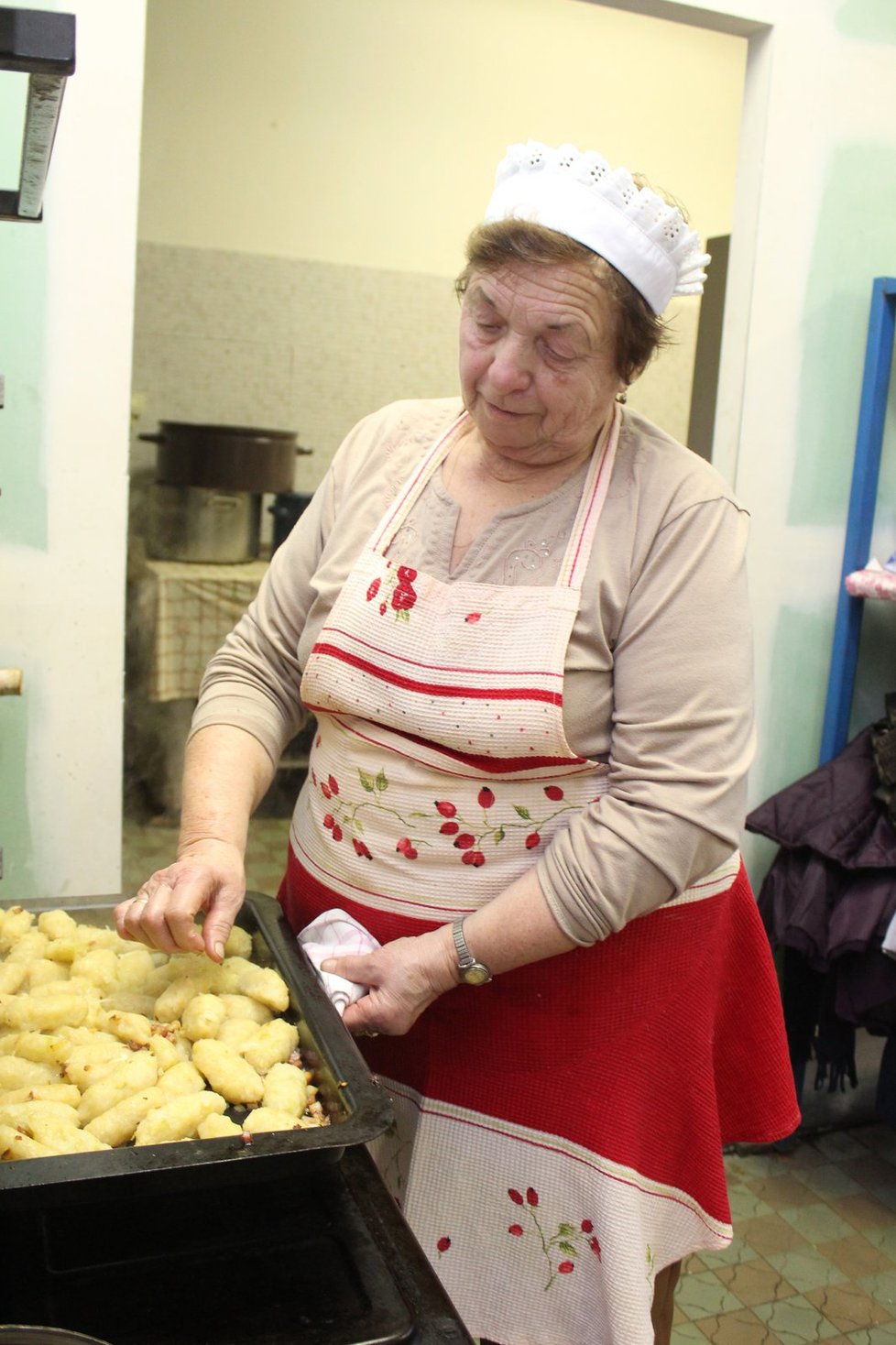 Marie Jakubíčková při přípravě tradičních pokrmů