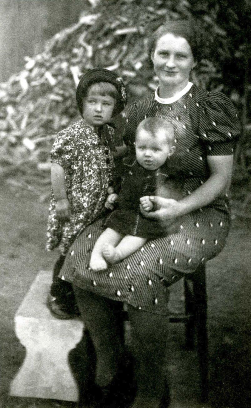 Marie Jeřábková (uprostřed) s matkou a žijící sestrou Jarmilou. 