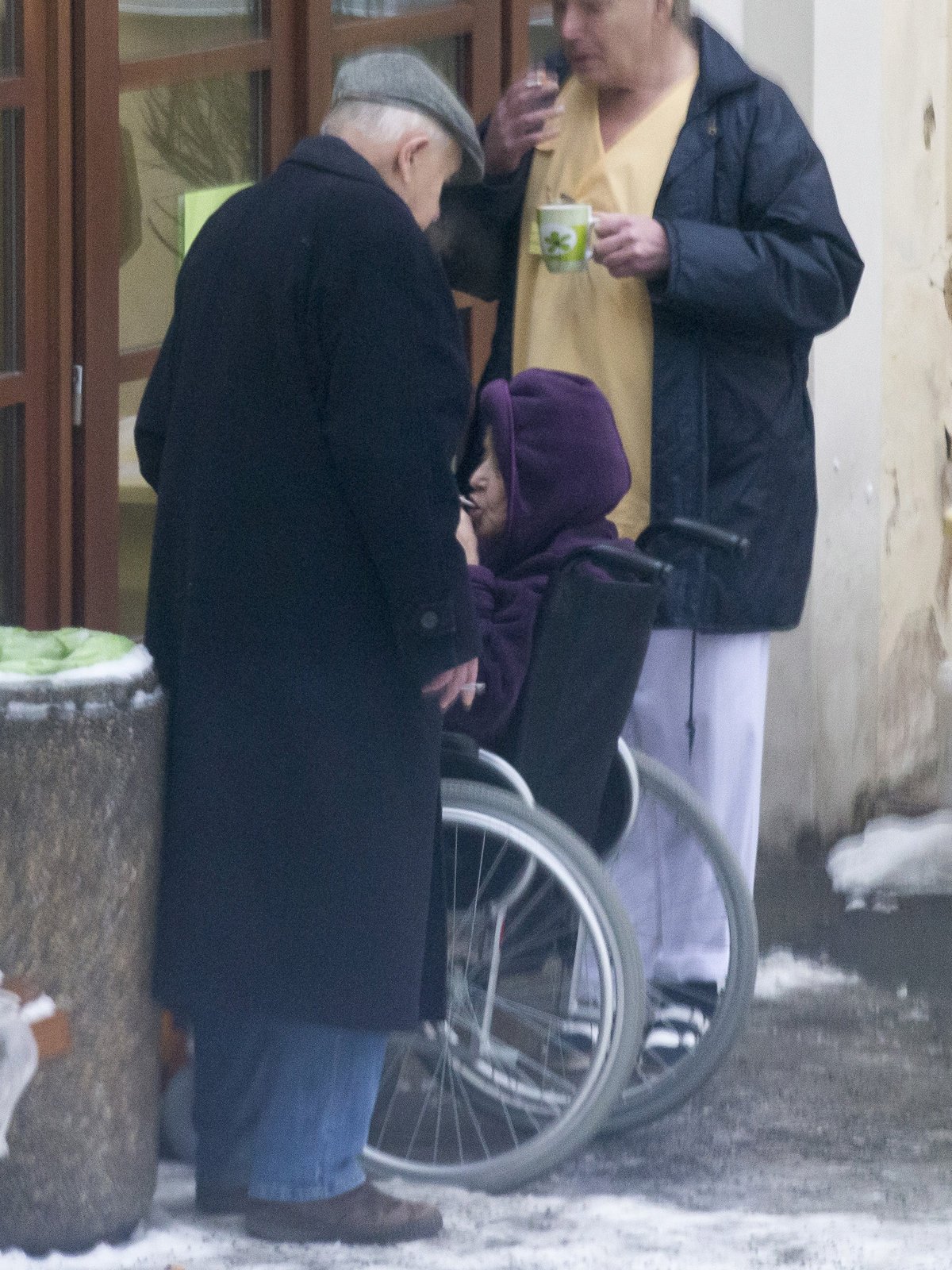 Niederle odvezl Kyselkovou na dvůr, aby si mohla zakouřit.