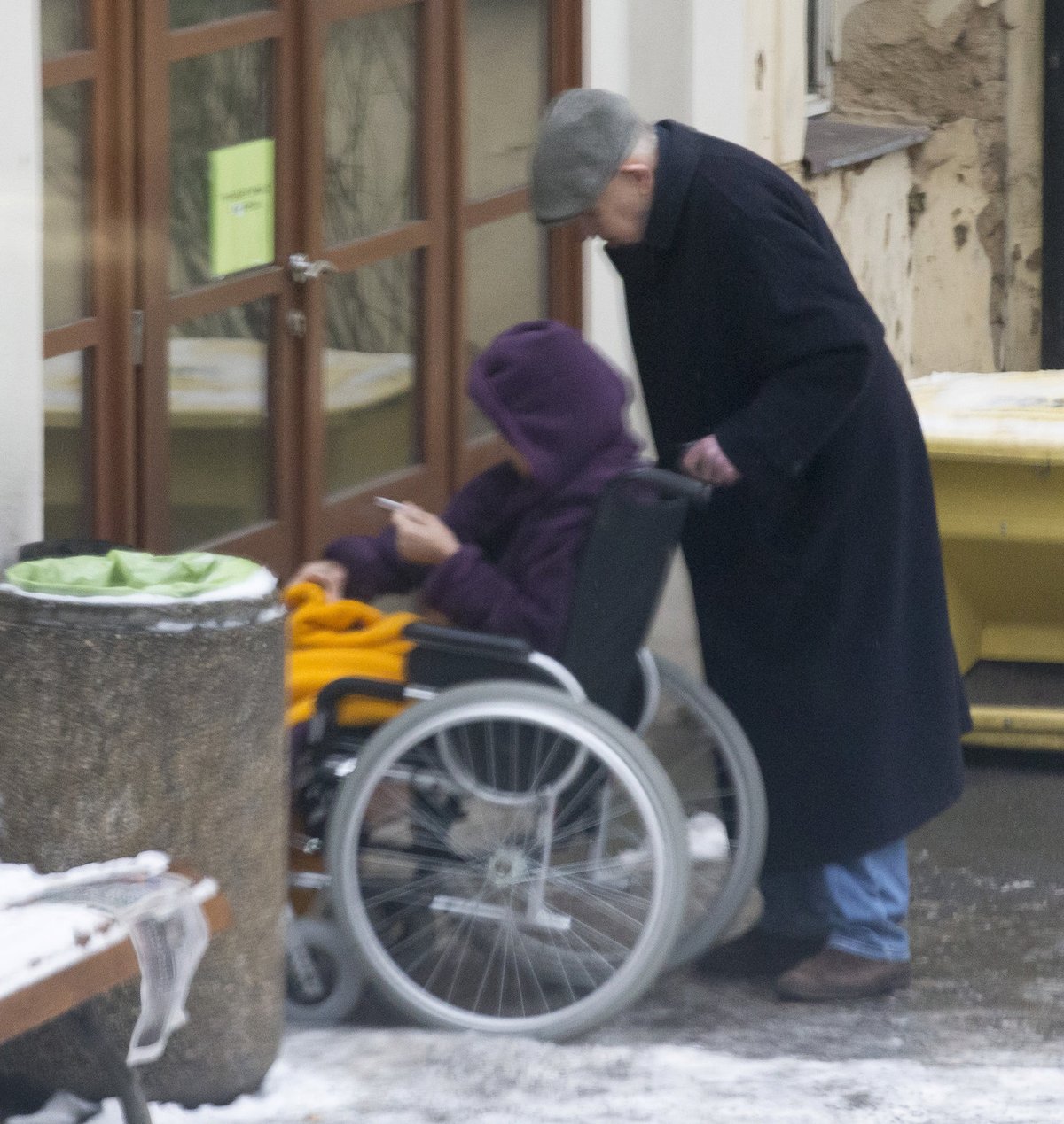 Niederle Kyselkovou denně navštěje v nemocnici a vozil ji před vchod, aby si mohla zakouřit.