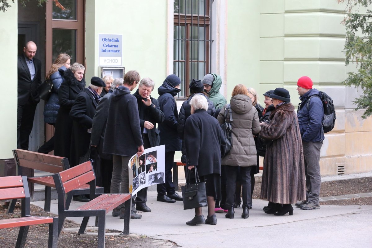 Poslední rozloučení s Marií Kyselkovou, princeznou Ladou z pohádky Princezna se zlatou hvězdou na čele.