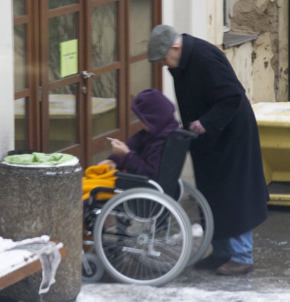 Niederle odvezl Kyselkovou na dvůr, aby si mohla zakouřit.