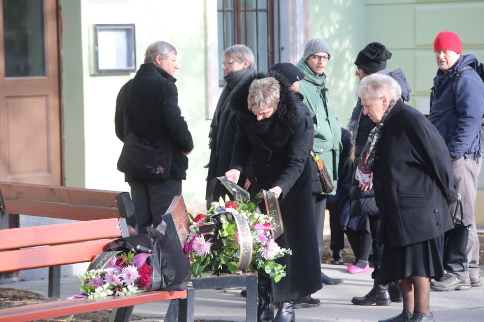 Poslední rozloučení s Marií Kyselkovou, princeznou Ladou z pohádky Princezna se zlatou hvězdou na čele.