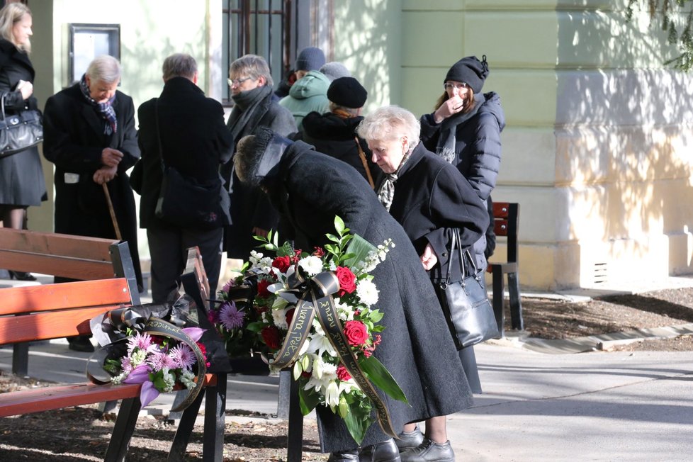 Poslední rozloučení s Marií Kyselkovou, princeznou Ladou z pohádky Princezna se zlatou hvězdou na čele.