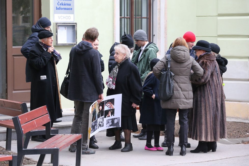 Poslední rozloučení s Marií Kyselkovou, princeznou Ladou z pohádky Princezna se zlatou hvězdou na čele.