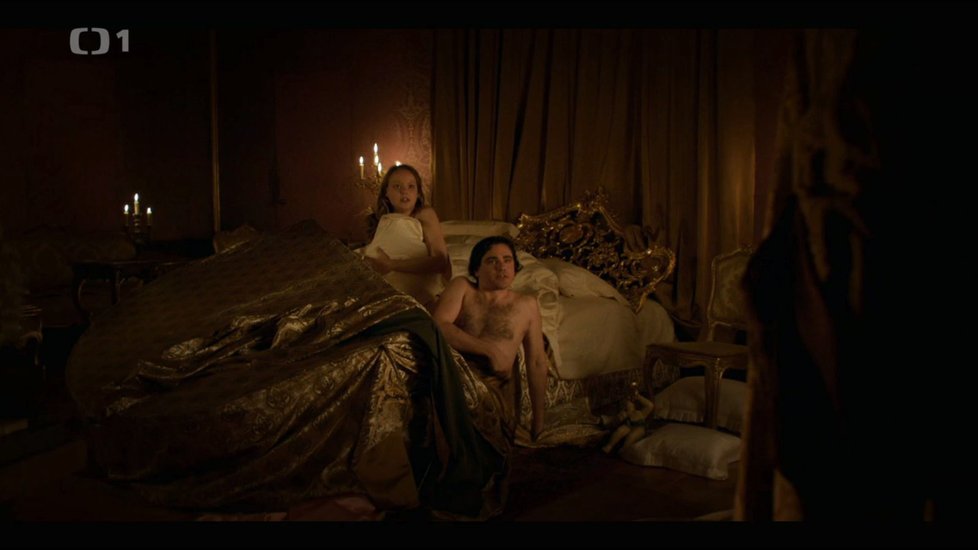Sexuální scéna ve filmu Marie Terezie: Císařovna s manželem (Marie-Luise Stockinger a Vojta Kotek) se milovali tak vášnivě, že pod nimi praskla postel