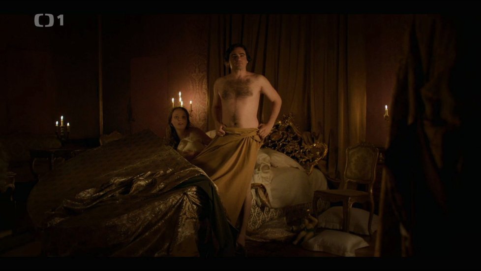 Sexuální scéna ve filmu Marie Terezie: Císařovna s manželem (Marie-Luise Stockinger a Vojta Kotek) se milovali tak vášnivě, že pod nimi praskla postel.