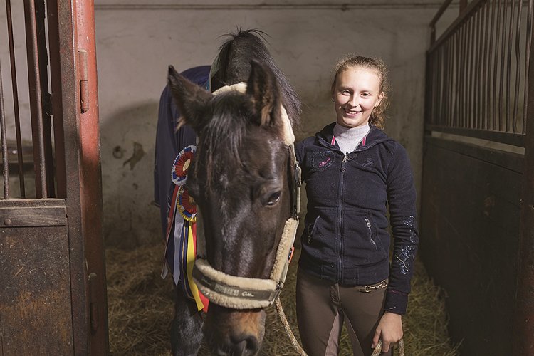 Marie LUMBACHOVÁ: 14 let, Mnetěš, učarovalo ji jezdectví, konkrétně drezura, v roce 2019 vybojova- la 1. místo na MČR v drezu- ře a získala další ocenění