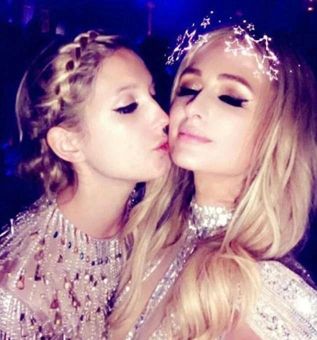 Oslavy se zúčastnily Nicky a Paris Hiltonovy.