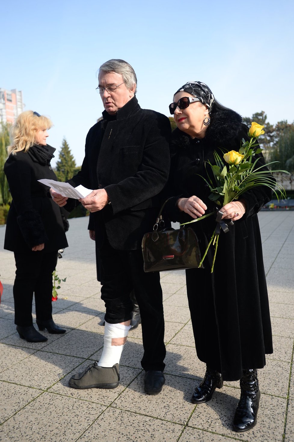 Vlastimil Harapes přišel na pohřeb se zavázanou nohou.