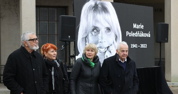 Pohřeb režisérky Marie Poledňákové - Eliška Balzerová s Jiřím Bartoškou