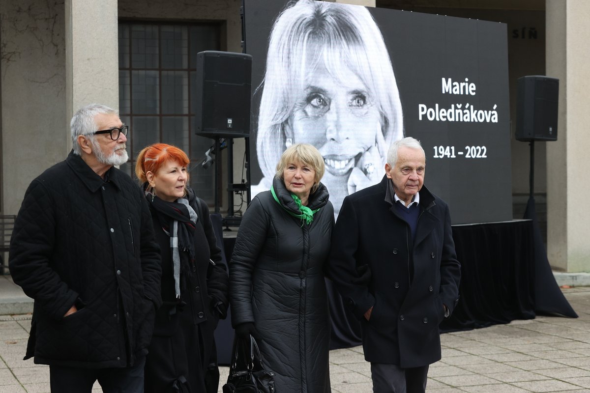 Pohřeb režisérky Marie Poledňákové - Eliška Balzerová s Jiřím Bartoškou