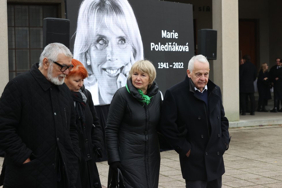 Pohřeb režisérky Marie Poledňákové - Eliška Balzerová s Jiřím Bartoškou