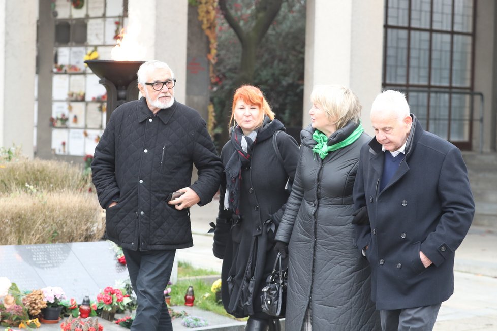 Pohřeb režisérky Marie Poledňákové - Jiří Bartoška a Eliška Balzerová