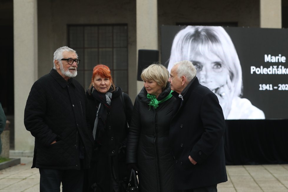 Pohřeb režisérky Marie Poledňákové - Jiří Bartoška a Eliška Balzerová