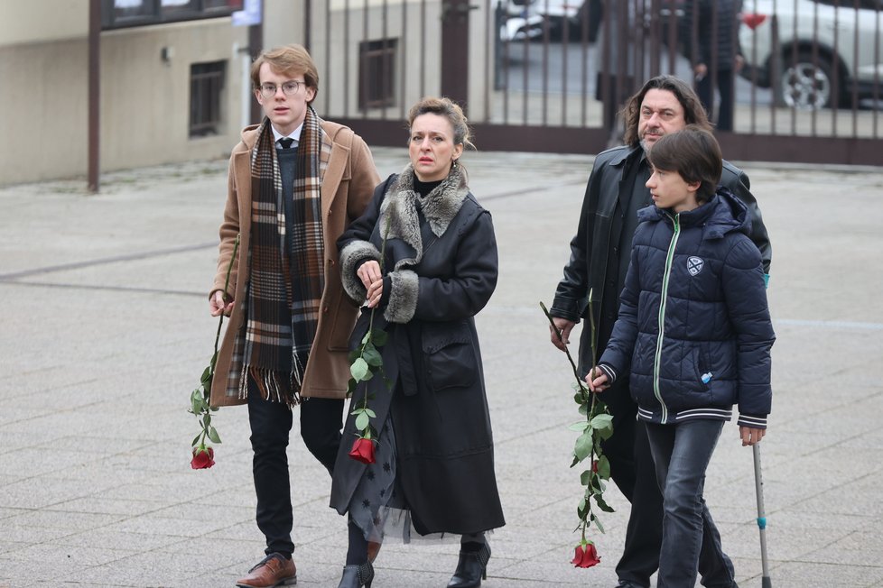 Pohřeb režisérky Marie Poledňákové - Viktor a Filip Antoniovi a Dita Hořínková