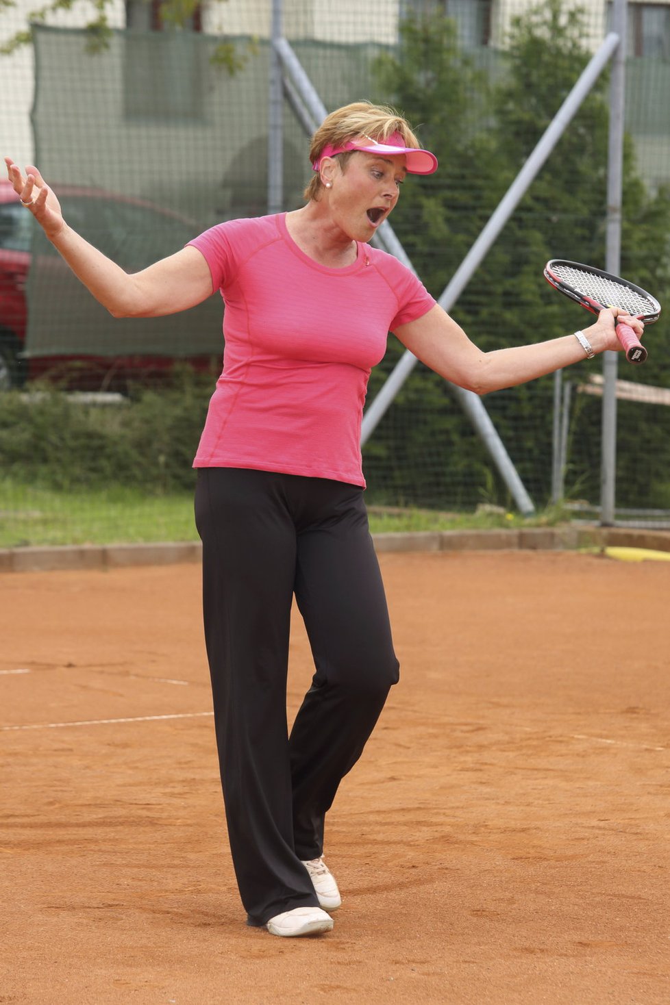 Marie Retková se v kondici udržuje sportem. Hraje tenis.
