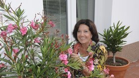 Marie Rottrová má ráda nejen růže, ale pěstuej na své zahradě i oleandry