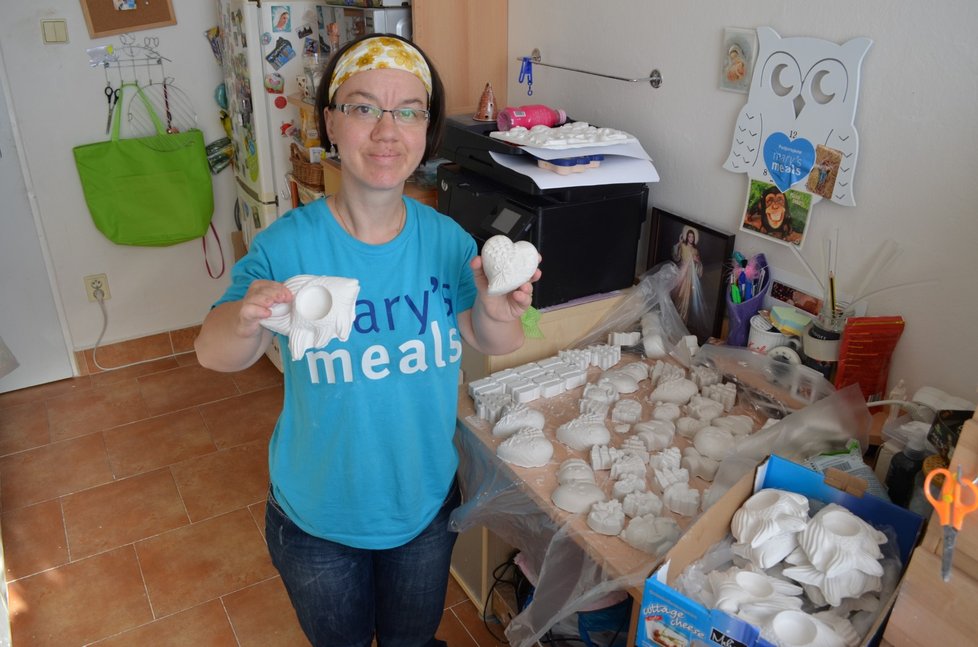 Paní Maruška vyráběla kreativní 3D sádrové omalovánky.