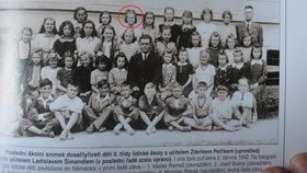 Fotografie vznikla pouhých 7 dní před vyhlazením Lidic. Marie Šupíková (v kroužku) jako jedna z mála přežila!