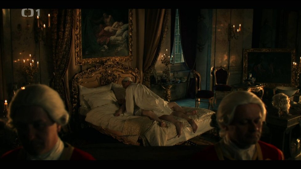 Ve filmu byli sluhové v místnosti i s královských párem.