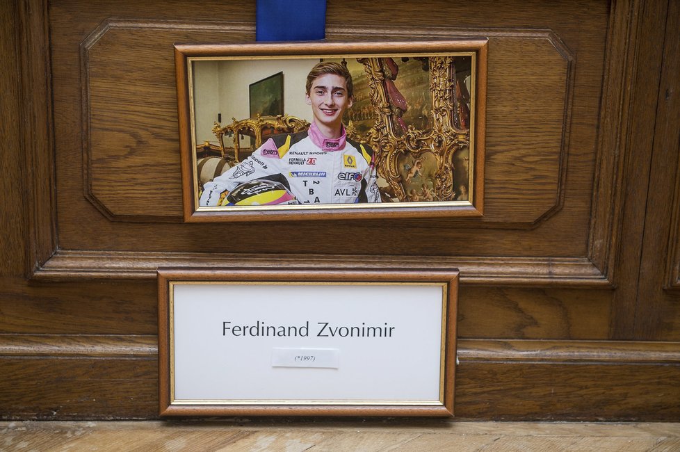 Arcivévoda Ferdinand Zvonimír (19) pózuje v závodní kombinéze u zlatého kočáru Marie Terezie.