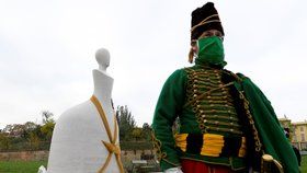 Kontrovezní socha Marie Terezie už stojí na Hradčanech. Na slavnostní odhalení dohlížela i policie