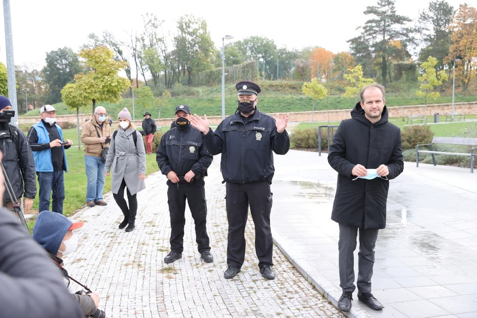 Městská část Praha 6 odhalila kontroverzní sochu Marie Terezie. Socha se nachází ve stejnojmenném parku na Hradčanech, nedaleko vjezdu do tunelu Blanka