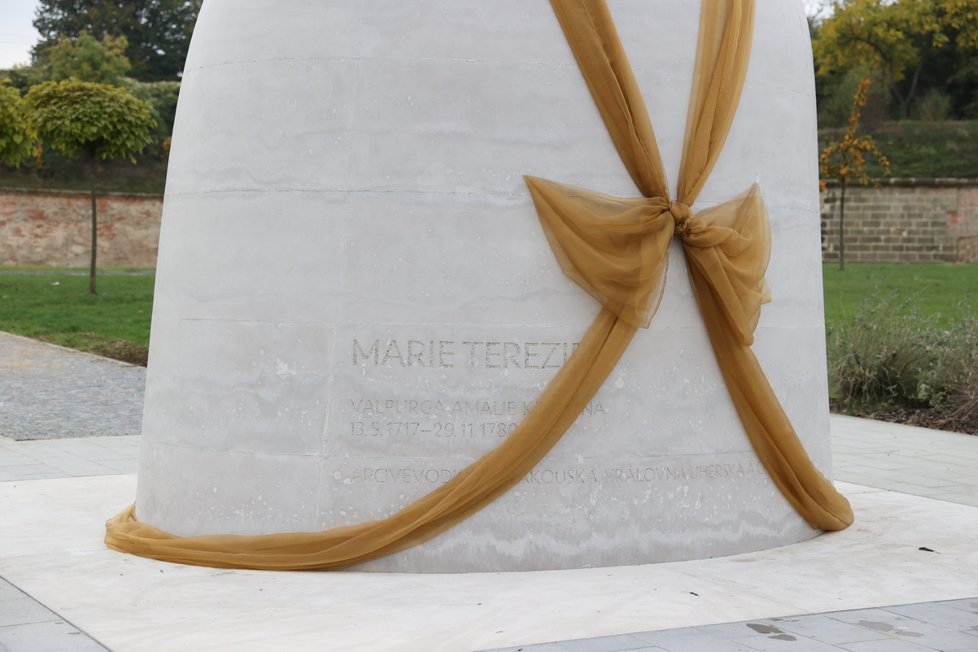 Městská část Praha 6 odhalila kontroverzní sochu Marie Terezie. Socha se nachází ve stejnojmenném parku na Hradčanech, nedaleko vjezdu do tunelu Blanka