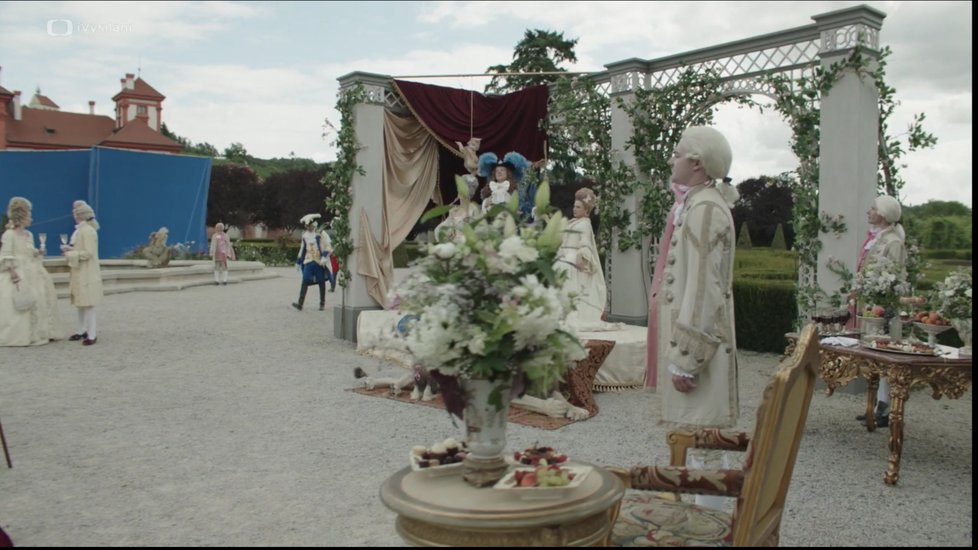 Trojský zámek se mění ve Versailles.