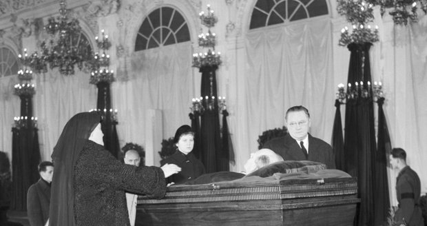 Marie Zápotocká na pohřbu svého manžela.