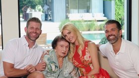 Eric, Ivanka a Don junior Trumpovi s babi Zelníčkovou (26. 9. 2026)