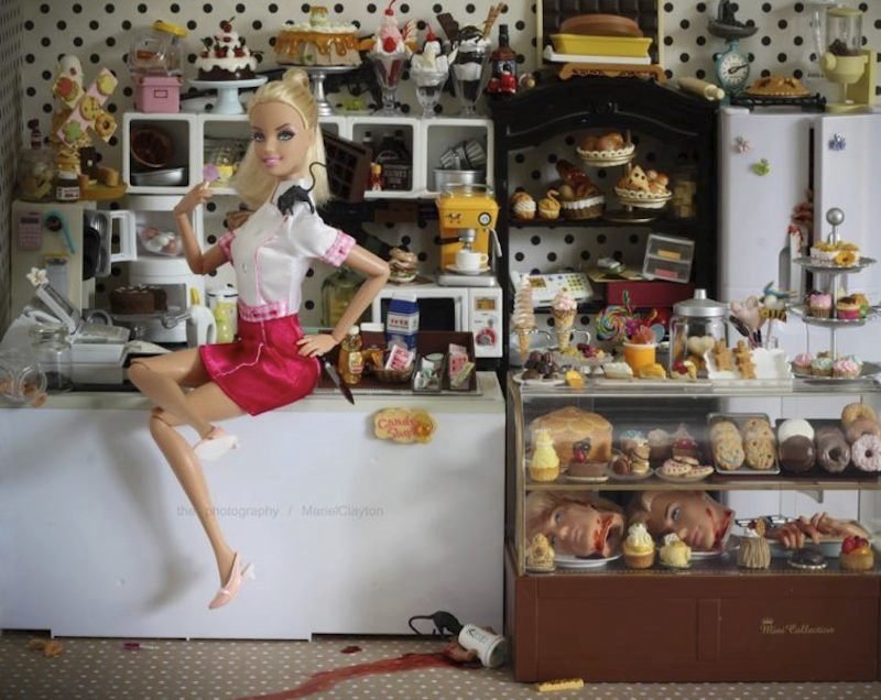 I s nožem v ruce a mrtvolou v kuchyni je Barbie vždy dokonalá.
