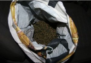 Tuto igelitku marihuany našla policejní hlídka v autě v Brně-Židenicích. Nikdo z pětičlenné posádky se k ní nehlásil.