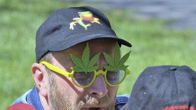 Demonstrace nazvaná Million Marihuana March se pořádá v metropoli již podevatenácté. Její pořadatelé odhadují, že se i letos sešlo nejméně pět tisíc lidí, tak jako loni.