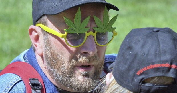 Demonstrace nazvaná Million Marihuana March se pořádá v metropoli již podevatenácté. Její pořadatelé odhadují, že se i letos sešlo nejméně pět tisíc lidí, tak jako loni.