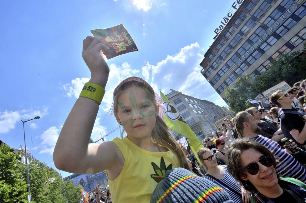 Demonstrace nazvaná Million Marihuana March se pořádá v metropoli již podevatenácté. Její pořadatelé odhadují, že se i letos sešlo nejméně pět tisíc lidí, tak jako loni.