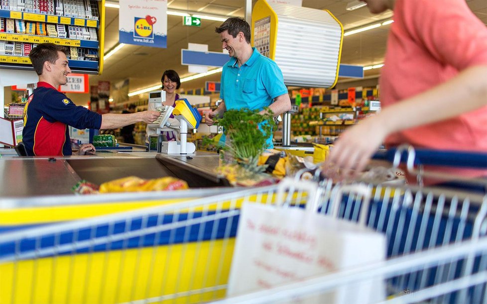 Obchodní řetězec Lidl hodlá vyřadit z prodeje jednorázové plastové výrobky. Místo plastu chce začít používat alternativní materiály.